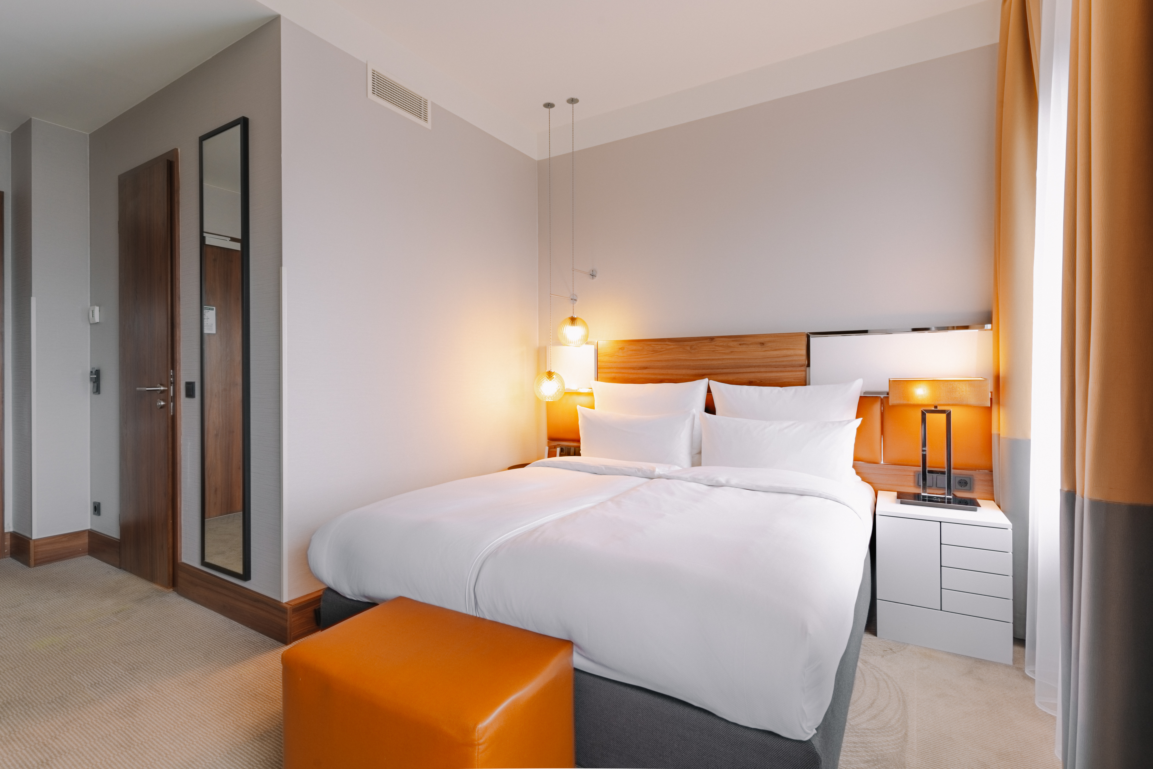 Hamburg mit Bahnfahrt und Konzertbesuch für zwei Personen