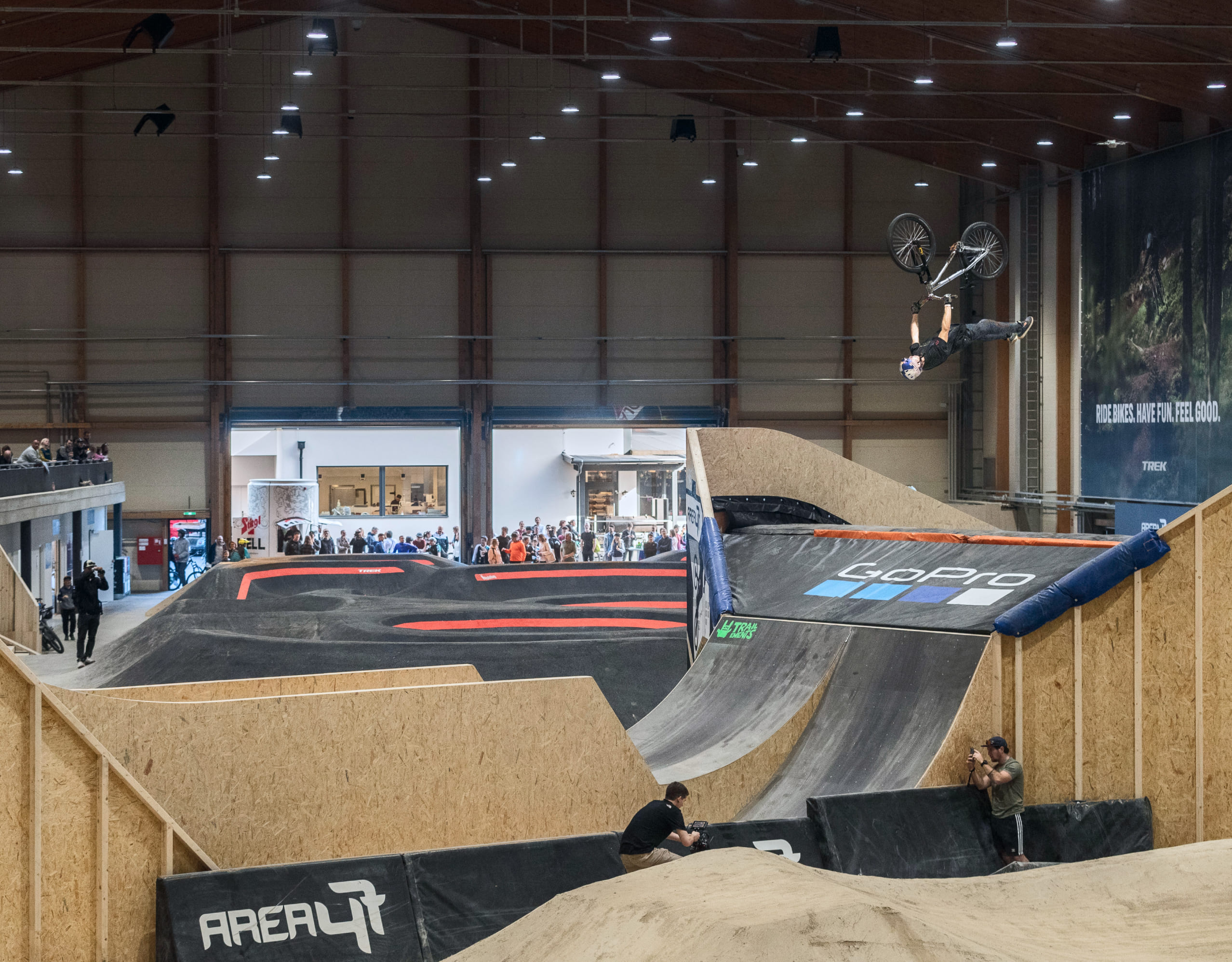 Indoor Bikepark Ticket 2h inkl. Rental für einen Erwachsenen in der AREA 47