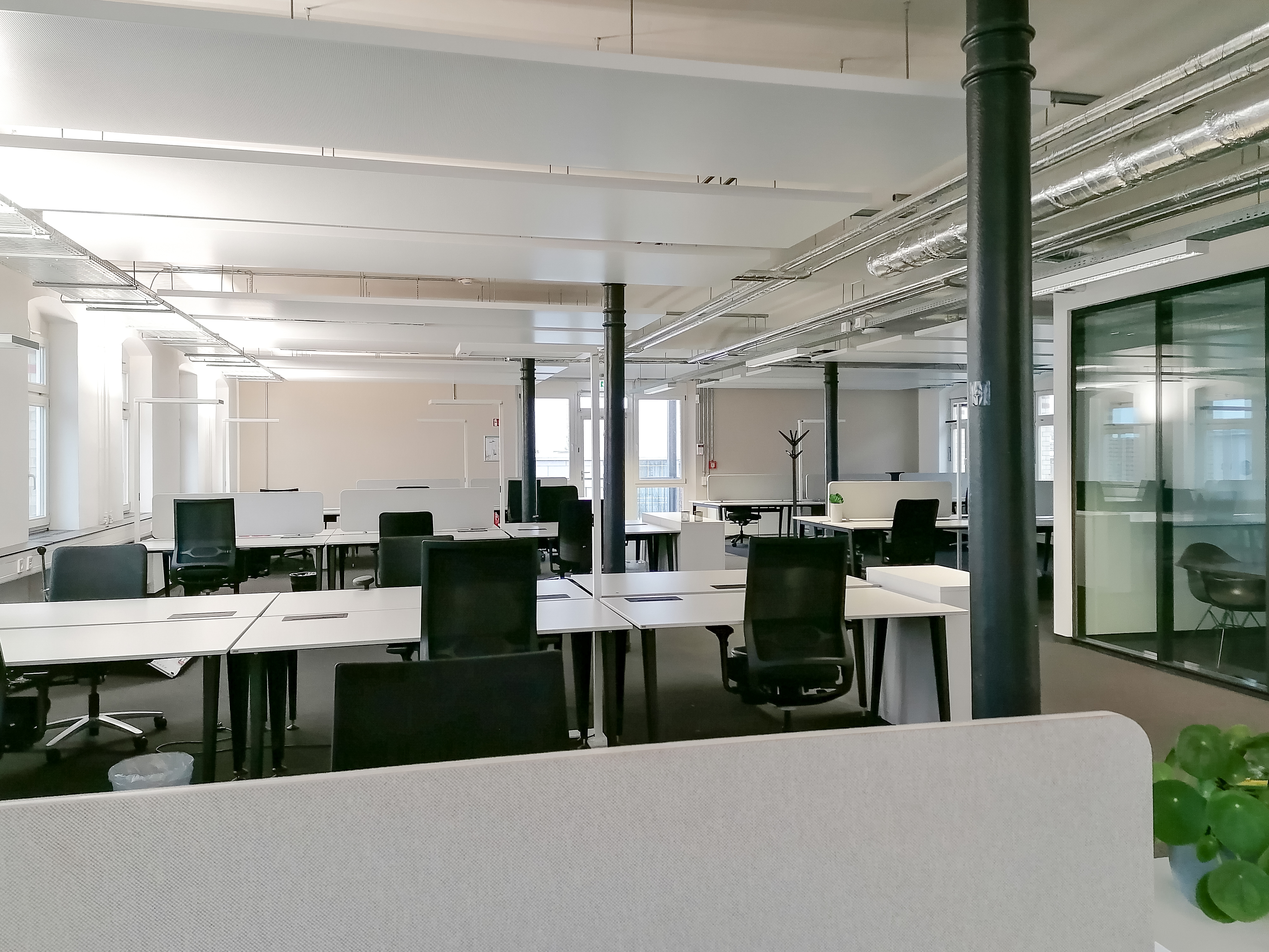 1 Monat 24/7 Zugang zu einem Schreibtisch im SleevesUp! Coworking Space