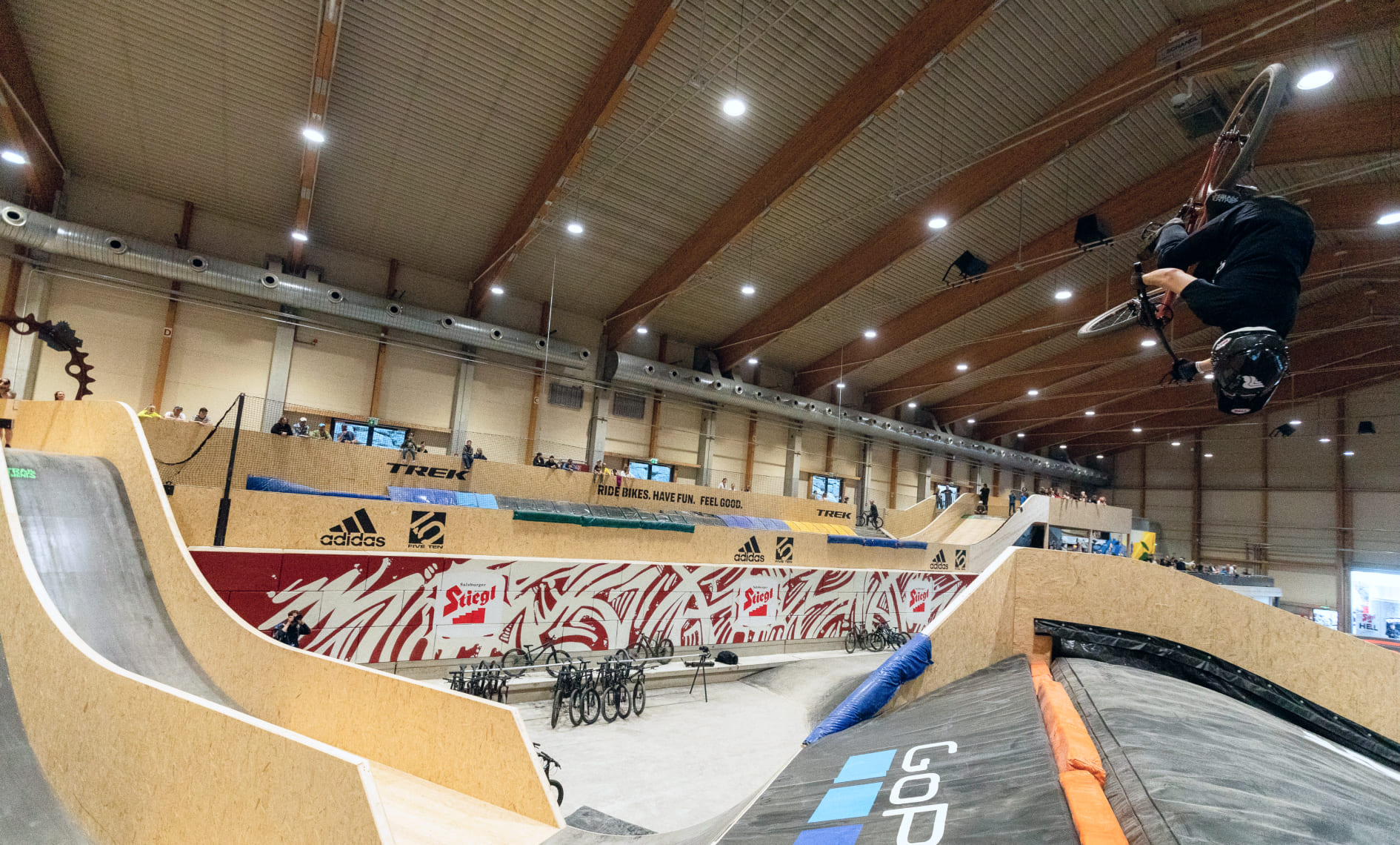 Indoor Bikepark Ticket 2h inkl. Rental für einen Erwachsenen in der AREA 47