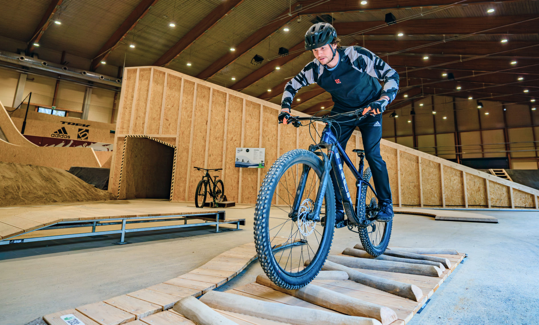 Indoor Bikepark Ticket 2h inkl. Rental für einen Erwachsenen in der AREA 47