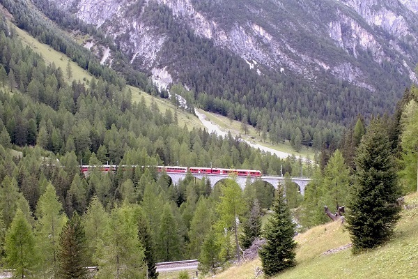 7-tägige Panorama-Bahnreise in Basel und Davos Klosters inklusive Bernina Express